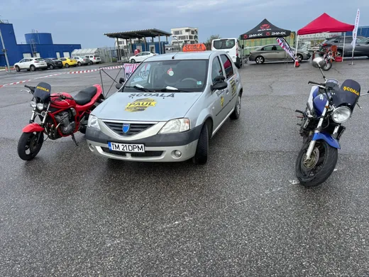 Mașină de școală Dacia Logan cu semn ȘCOALĂ