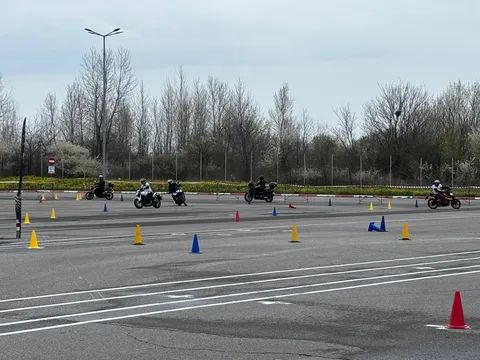 Cursanți pe motociclete printre conuri